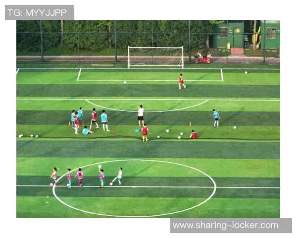 当足球明星携手孩子共度快乐时光探索亲子互动与运动乐趣